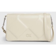 calvin klein quilt shoulder bag (διαστάσεις: 28 x 18 x 8 εκ) k60k611759-pea ivory